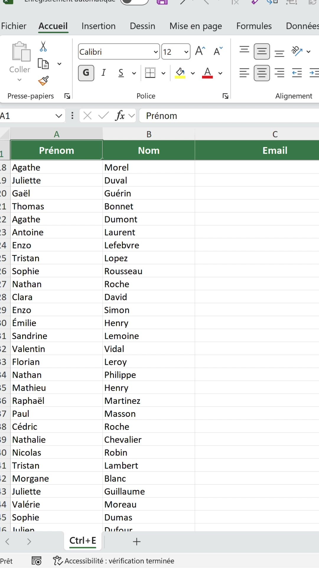 Tableau Excel avec les colonnes Prénom, Nom et une colonne Email encore vide
