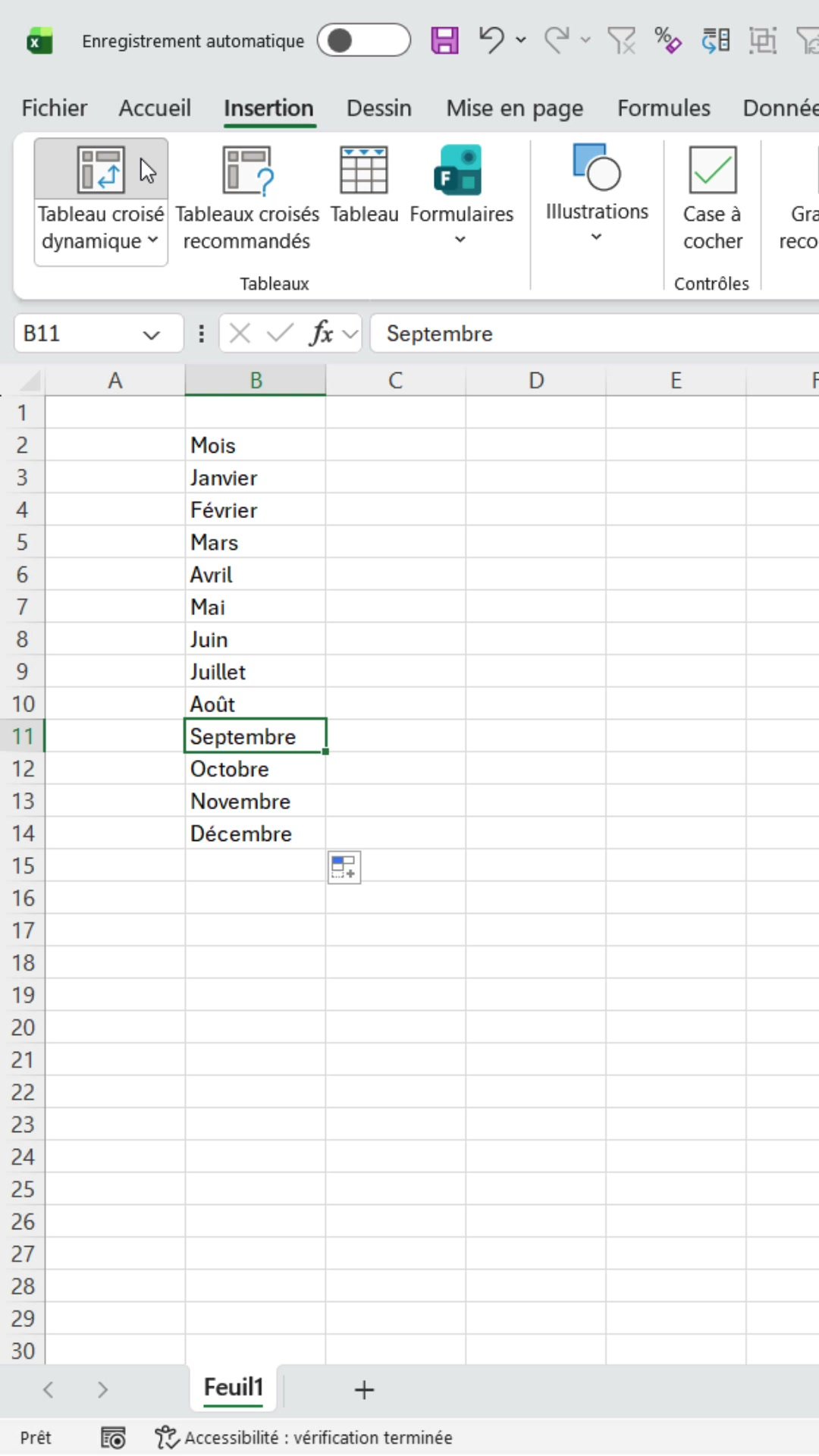 Liste des douze mois dans une colonne Excel avec l'onglet Insertion et le bouton Tableau croisé dynamique