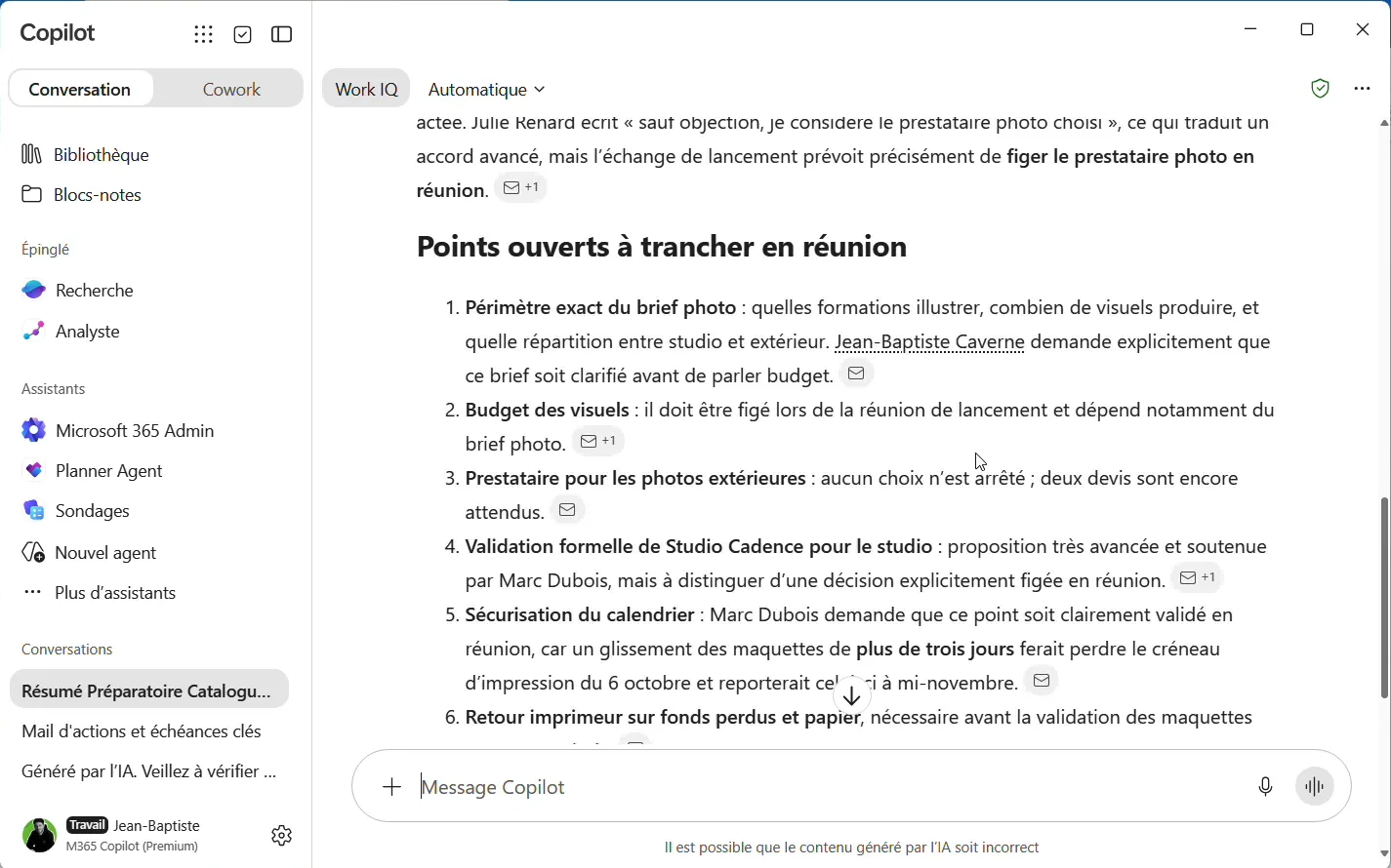 Réponse du chat Copilot (appli Microsoft 365 Copilot, branchée sur la boîte Outlook) listant les points ouverts à trancher en réunion, chacun suivi d'une icône de mail source