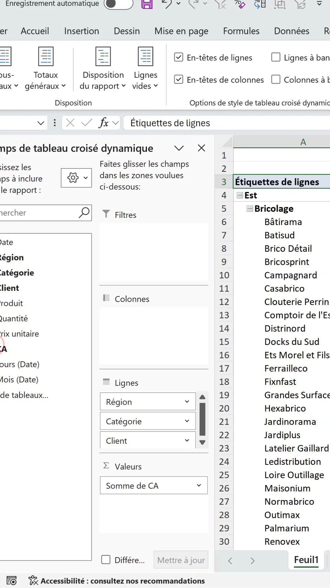 Tableau croisé dynamique Excel en disposition compactée : la région Est, la catégorie Bricolage et la liste des clients empilés dans la colonne Étiquettes de lignes, avec le volet des champs à gauche